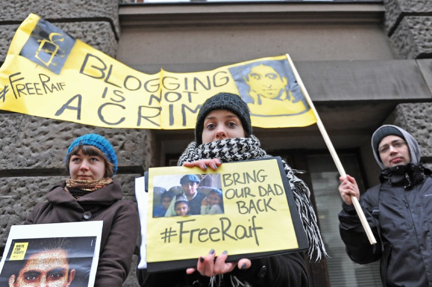 Protest w Poznaniu przed konsulatem USA: Uwolnić Raifa...
