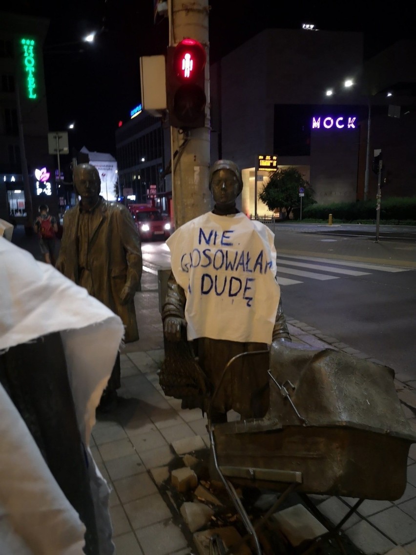 „Nie głosowałem na Dudę” na pomniku i krasnalach we Wrocławiu