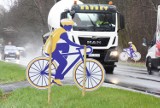 Przy drodze Nowa Sól - Zielona Góra Zatonie stoją postacie na rowerach. Jest ich dwadzieścia. O co chodzi? 