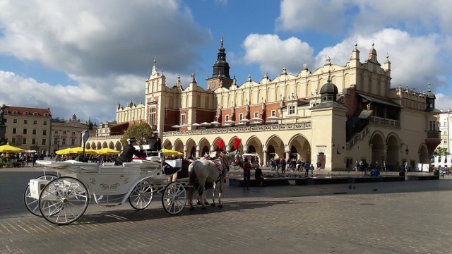 Kraków to turystyczna stolica Polski. Zamek Królewski na Wawelu, Kościół Mariacki i popularne na cały świat Sukiennice to tylko niektóre z miejsc, jakie warto odwiedzić.