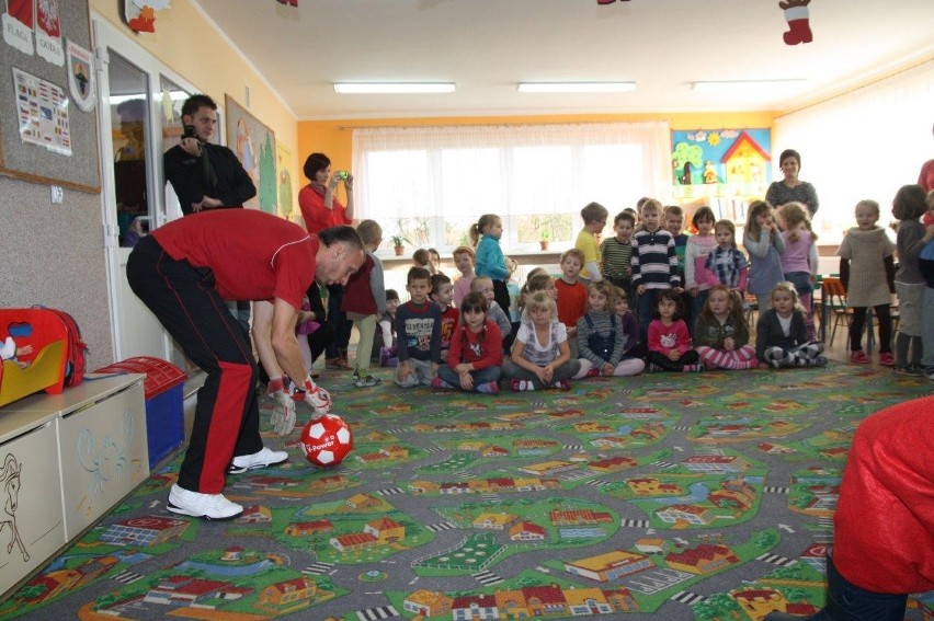 Mikołaje z Chojniczanki w przedszkolach (FOTO)