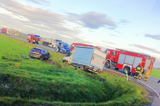 Poniedziałkowy poranek (7 listopada) na drogach regionu okazał się gorący m.in. z uwagi na groźnie wyglądające zderzenie busa i samochodu osobowego na DK5 pod Świdnicą.