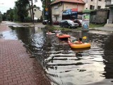 Mieszkańcy Otwocka... "wypoczywają" przy zalanej ulicy. Nietypowy happening w kałuży [ZDJĘCIA]
