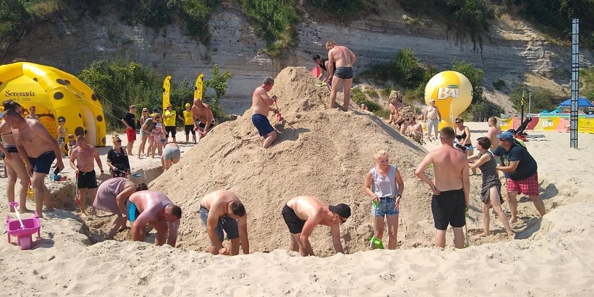 Plażowe Mistrzostwa Budowniczych (2021) w powiecie puckim. Wystartowali w Chłapowie i wynik mają świetny. Góra piasku miała 277 cm | FOTO