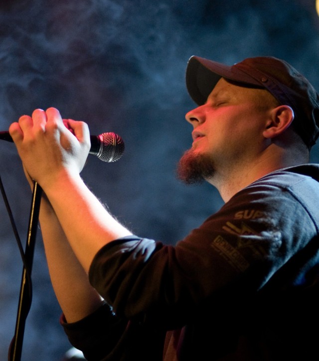 Paweł Korta jest nie tylko wokalistą grupy Chee-Psy, ale także autorem słów do wszystkich autorskich kawałków, które znalazły się na nowej płycie tej bocheńskiej grupy