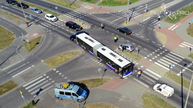 Do wypadku doszło na ulicy Pelplińskiej w Bydgoszczy. Samochód osobowy zderzył się z autobusem. 

Ze wstępnych ustaleń wynika, że kierująca toyotą yaris nie ustąpiła pierwszeństwa przejazdu autobusowi linii 69. W wyniku zderzenia pojazdów dwie osoby: kierująca toyotą i jeden z pasażerów zostali przewiezieni do szpitala.

ZDMiKP wprowadził na około 2 godziny zmiany w kursowaniu autobusów. Linie nr 69, 89, 74, 83 kursowały zmienioną trasą z pominięciem przystanku Pelplińska-Taterników.
