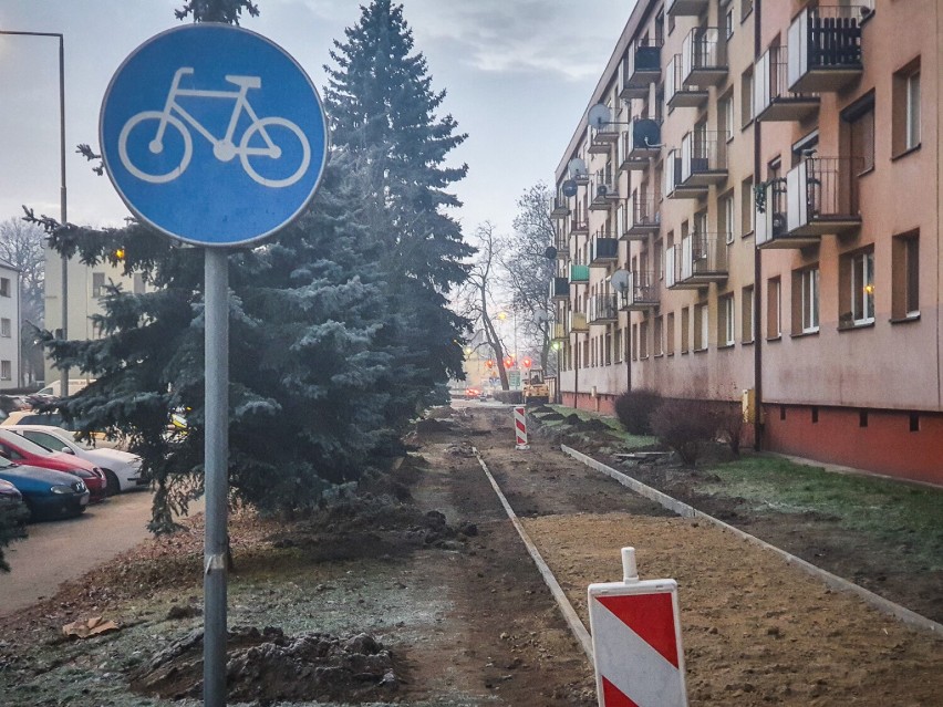 Powstaje brakujący odcinek ścieżki rowerowej w centrum Leszna