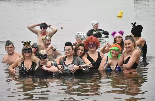 Uczestnicy noworocznej kąpieli w samo południe wskoczyli do rzeki - w karnawałowych nastrojach i... strojach.