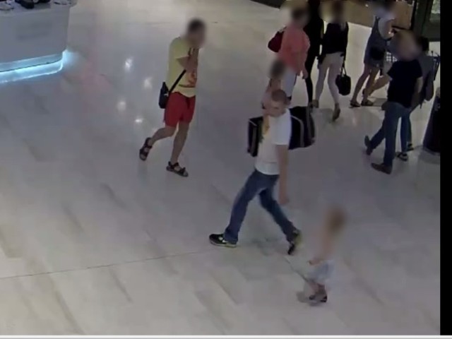 Wizerunek mężczyzny zarejestrowały kamery monitoringu w centrum handlowym.