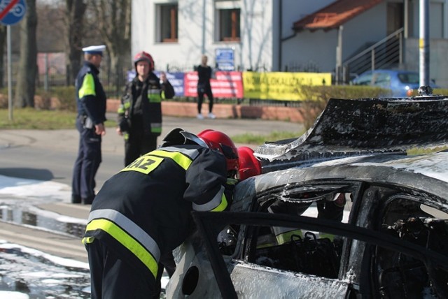 Doszczętnie spłonął samochód na alei Rzeczpospolitej w Legnicy