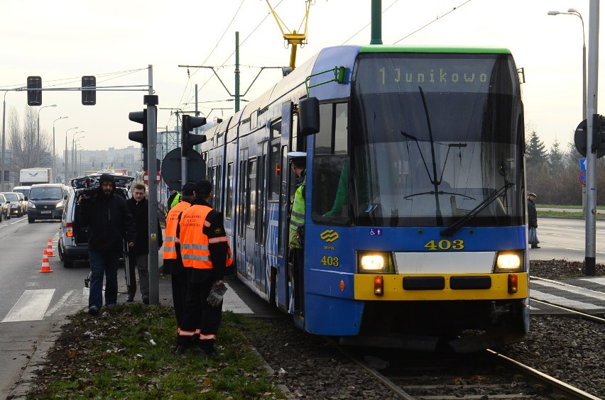 Wypadek w Poznaniu: Na Hetmańskiej kobieta wpadła pod...