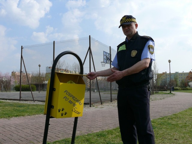 Strażnicy miejscy zachęcają, aby mieszkańcy Bełchatowa sprzątali po swoich czworonogach