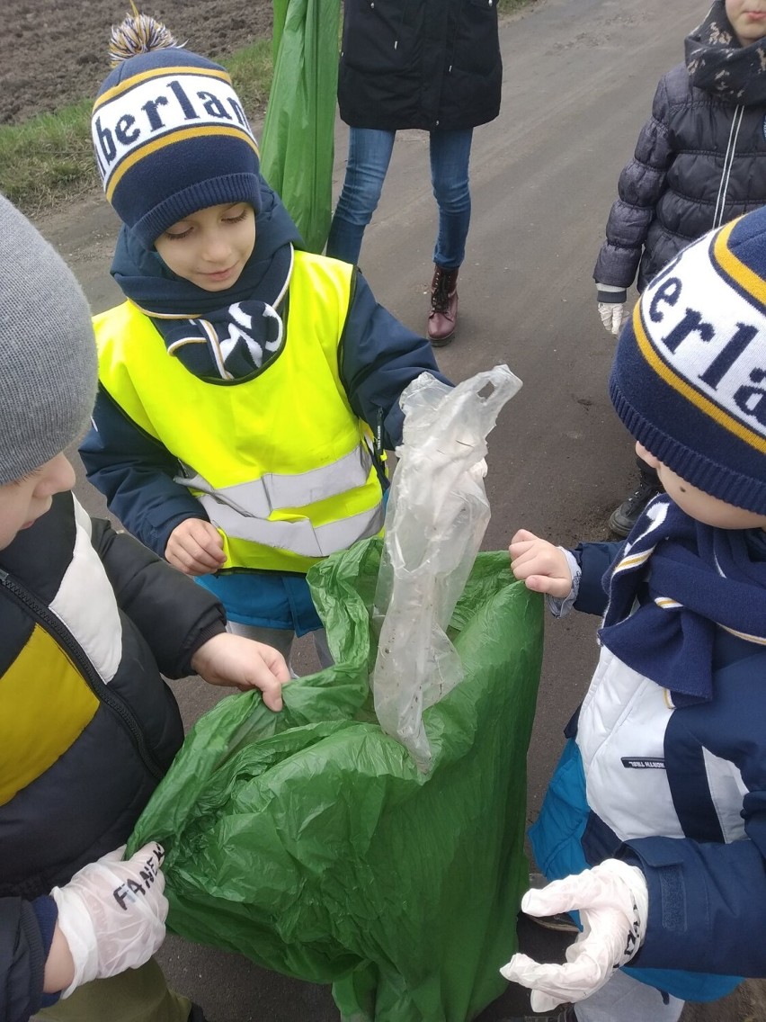 Wielkie sprzątanie świata w gminie Śrem. Mieszkańcy posprzątali swoje Małe Ojczyzny. Zebrano prawie 400 worków odpadów