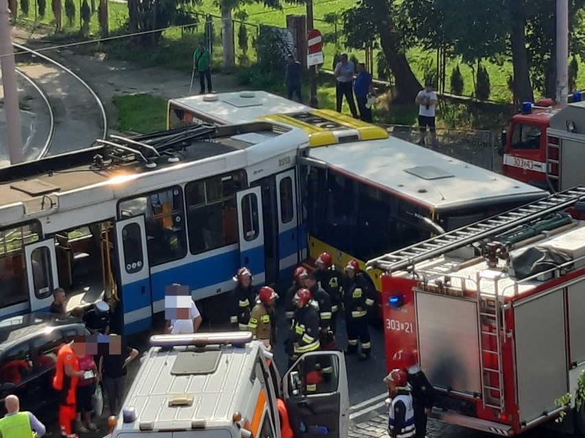 Wrocław. Groźny wypadek na ul. Tarnogajskiej. Autobus MPK zderzył się z tramwajem. Ranni są pasażerowie