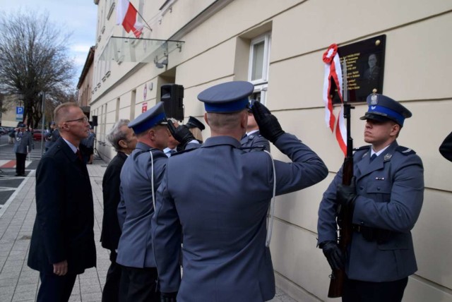 Policjanci i mieszkańcy upamiętnili przedwojennego komendanta