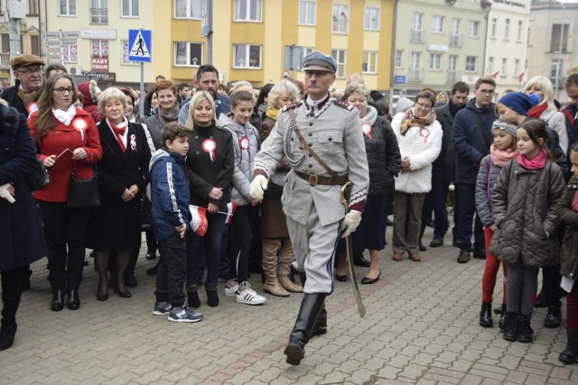 Część główna uroczystości związanych z 100. rocznicą odzyskania przez Polskę niepodległości skoncentrowała się na Placu Lotników Polskich. Po przemówieniu burmistrza Andrzeja Cieśli uczestnicy wysłuchali montażu słowno-muzycznego w wykonaniu Zespołu Muza i Mininutki oraz Mikołaja Schwebsa pod kierunkiem Barbary Szelągowskiej. Następnie liczne delegacje samorządów, służb mundurowych i jednostek pozarządowych złożyły pod pomnikiem kwiaty i wieńce. Stąd mieszkańcy i goście miasta udali się do kościoła p.w. Przemienienia Pańskiego na mszę w intencji Ojczyzny.


Flesz - wypadki drogowe. Jak udzielić pierwszej pomocy?

