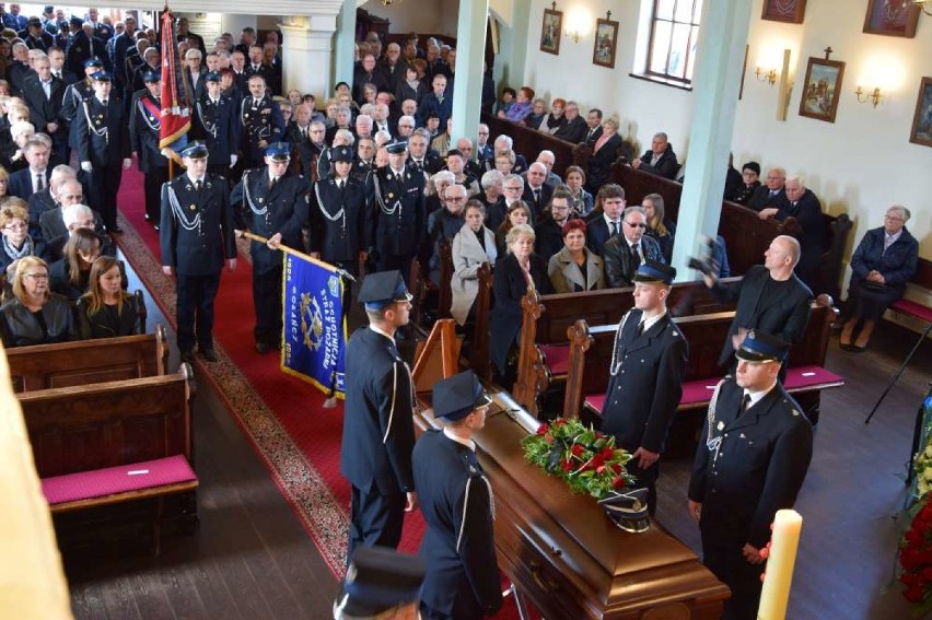 Tłumy w Skokach żegnały zmarłego marszałka, prezesa OSP, Stefana Mikołajczaka [ZDJĘCIA]