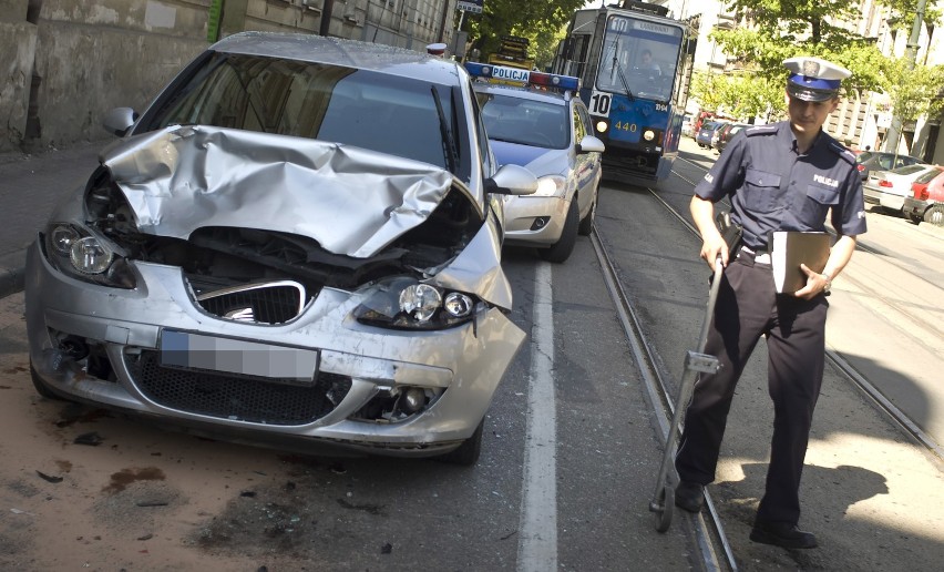 Kraków: wypadek na ul. św Gertrudy. Pijany kierowca zderzył się z ciężarówką [ZDJĘCIA]