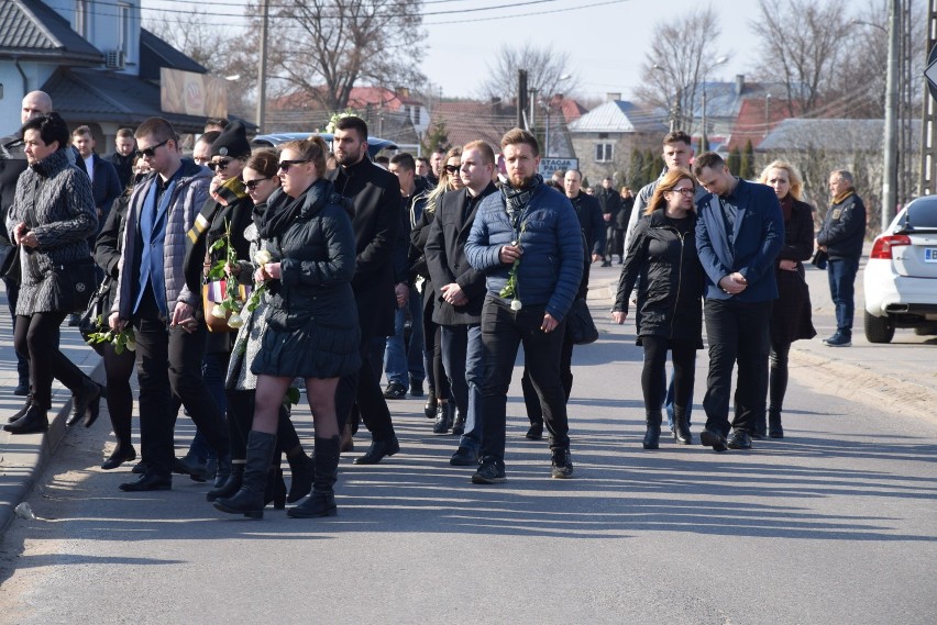 Pogrzeb motocyklisty z Sokółki. Studenta Politechniki żegnano przy rykach silników i zapalonych racach (zdjęcia) 