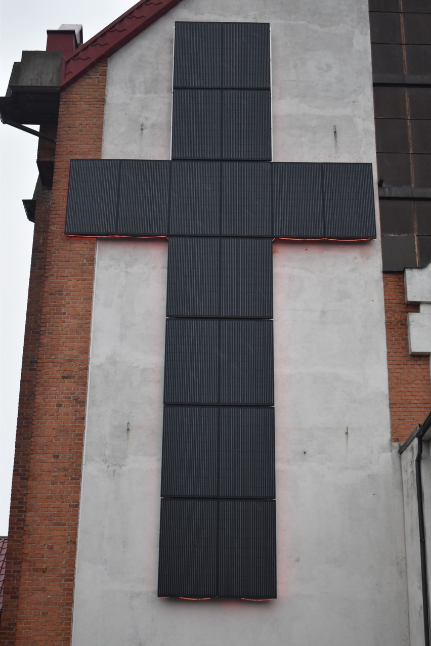 Krzyż z paneli fotowoltaicznych zawisł na kościele Matki Boskiej Częstochowskiej