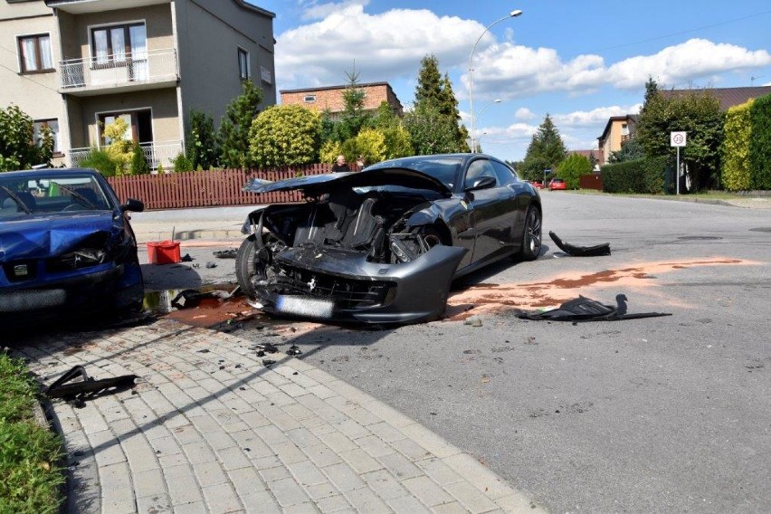 Wypadek w Tarnowie. Ferrari nadaje się do kasacji po zderzeniu z seicento i seatem na skrzyżowaniu ulic Jaracza i Ćwiklińskiej  [ZDJĘCIA]