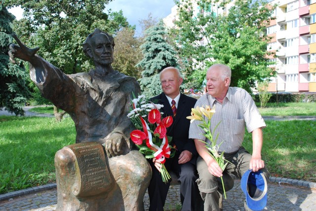 Jan Hłubowski (z lewej) i Jan Fąs przy pomniku Jana z Głogowa