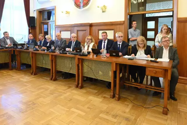Druga sesja Rady Powiatu Krakowskiego, podczas której przedstawione zostały oświadczenia PiS i Porozumienia Podkrakowskiego
