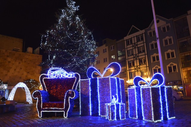 Z pewnością większość z Was uwieczniła już na fotografii świąteczne iluminacje, które pojawiły się w centrum miasta. Wielkie choinki, mikołajkowe trony, świecące prezenty, bombki i św. Mikołaj sprawiają, że wszystkim gorzowianom coraz bardziej udziela się świąteczny klimat. A jak Wam się one podobają? Która z nich jest Waszą ulubioną? Macie taką? Piszcie w komentarzach! 

WIDEO: Szlachetna Paczka. Lubuscy policjanci przygotowali prezenty dla rodziny z Gorzowa


