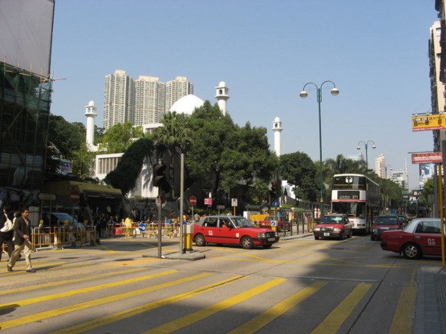 Na pozór, ulice Hongkongu nie różnią się od ulic metropolii europejskich.
 Fot. Andrzej Plewka