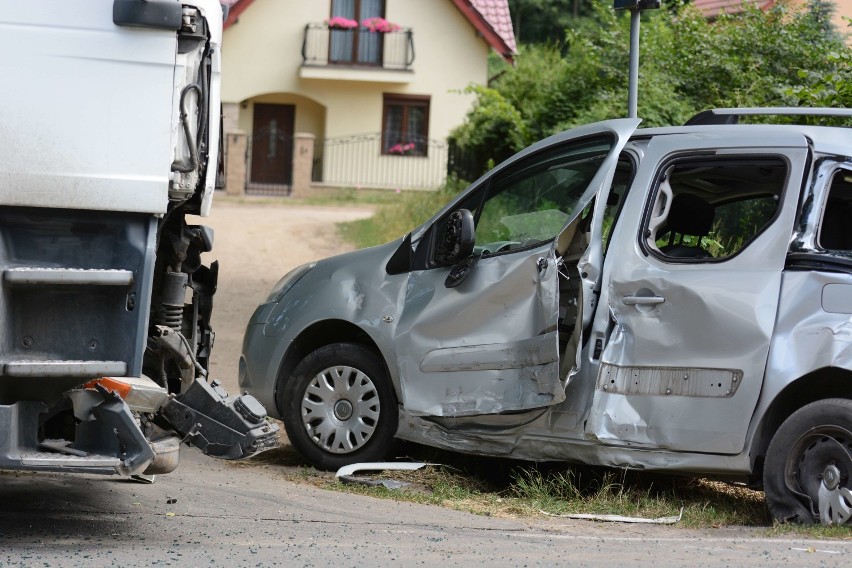 Ciężarówka uderzyła w samochód pod Toruniem [wideo, zdjęcia]