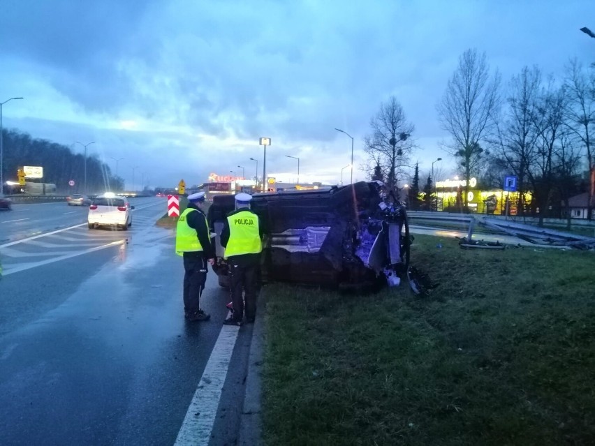 Dachowanie samochodu osobowego w Katowicach na Drogowej Trasie Średnicowej w kierunku Chorzowa