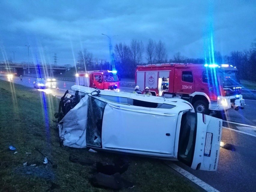 Dachowanie samochodu osobowego w Katowicach na Drogowej Trasie Średnicowej w kierunku Chorzowa