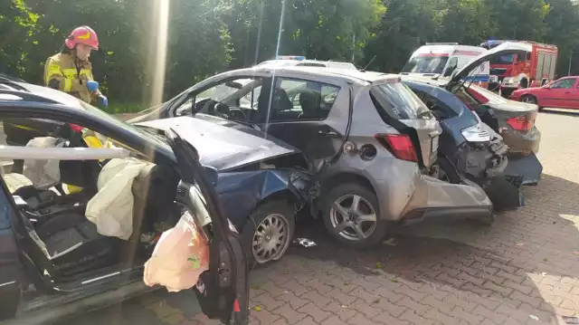 W Staszowie kierowca BMW z impetem uderzył w trzy zaparkowane samochody.