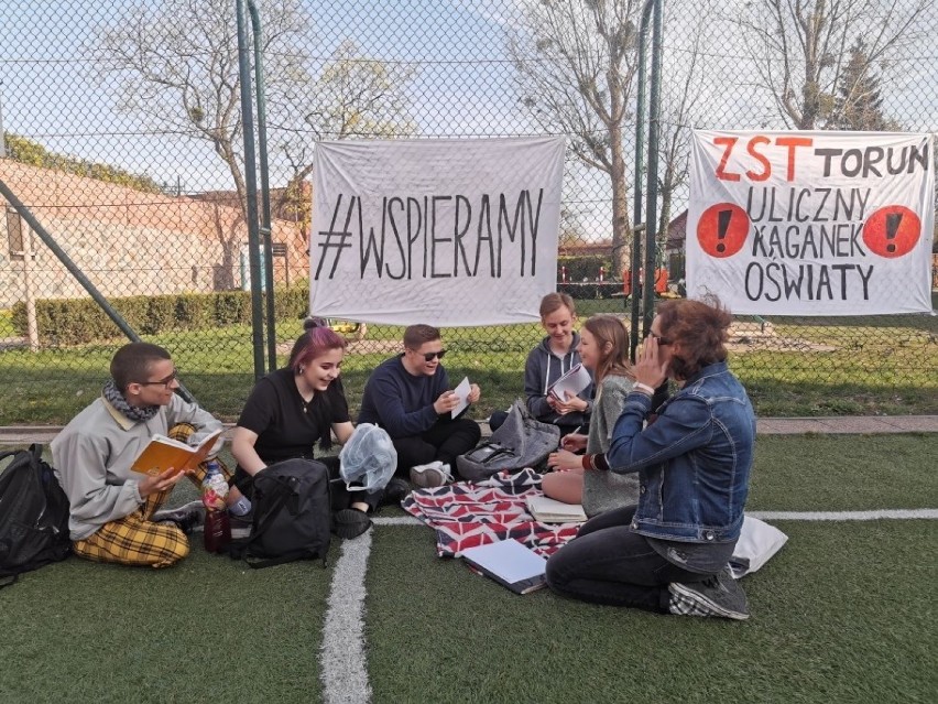 Nietypowa akcja w Toruniu. Nauczyciele zorganizowali...