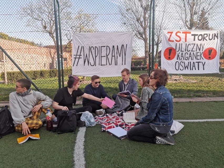 Nietypowa akcja w Toruniu. Nauczyciele zorganizowali...