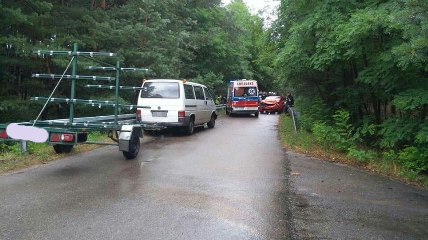 Gmina Wielgomłyny: Wypadek w Pratkowicach. Czołowe zderzenie 2 pojazdów. Ranni [ZDJĘCIA]