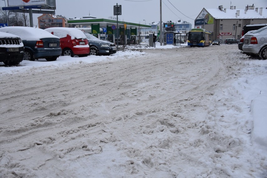 W Tarnowie znów sypnęło śniegiem. W ruch poszły łopaty i pługi, ale nie wszystkie ulice i chodniki są w idealnym stanie [ZDJĘCIA]