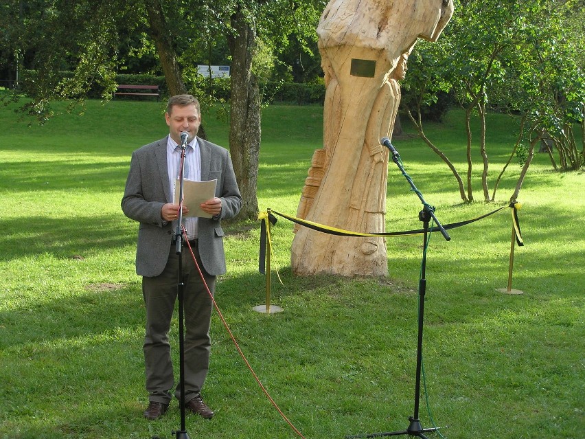 Park miejski w Wejherowie: odsłonięto rzeźby Majkowskiego i Remusa wykonane w drzewie