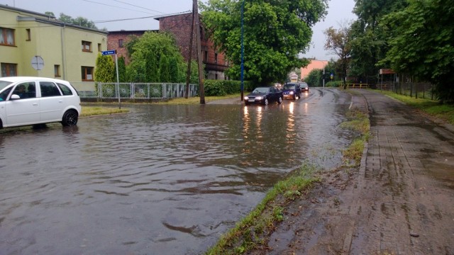 Nawałnica w Mysłowicach. 22 czerwca 2013: zalana ulica Oświęcimska, w rejonie skrzyżowania ze Stadionową.