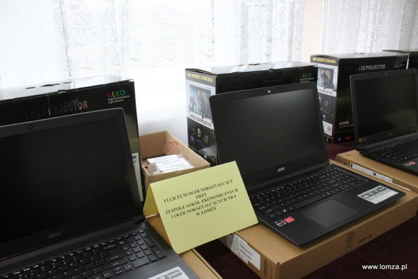 Kolejny sprzęt komputerowy trafił do miejskich szkół.