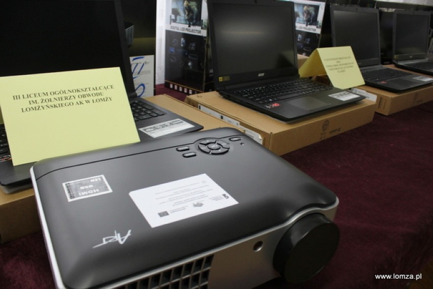 Kolejny sprzęt komputerowy trafił do miejskich szkół.