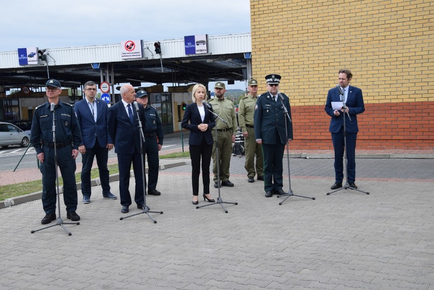Minister finansów na przejściu granicznym w Kuźnicy. Pochwaliła uszczelnienie granic (zdjęcia)