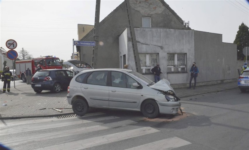 Zderzenie dwóch aut na skrzyżowaniu ulic Sierakowskiego i...