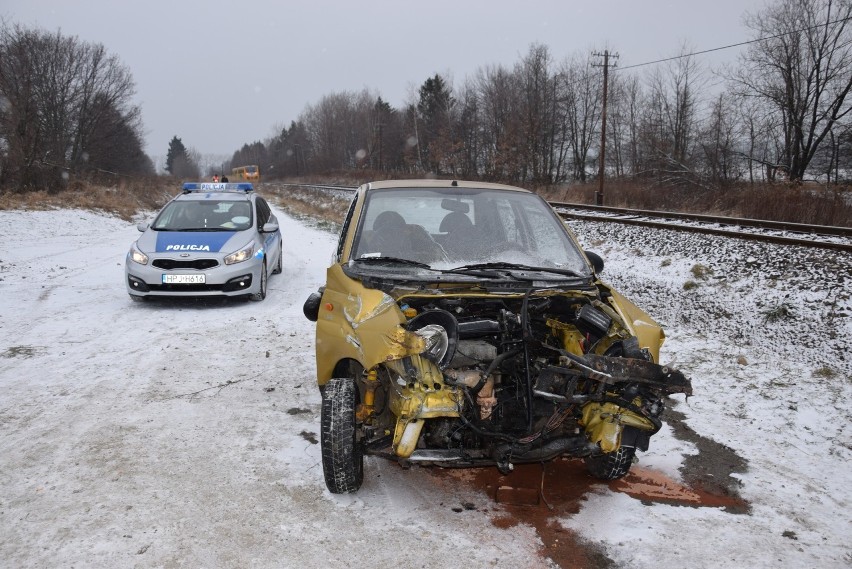Wypadek na przejeździe kolejowym koło Głuchołaz. Samochód wjechał w pociąg. Jedna osoba ranna [ZDJĘCIA] 