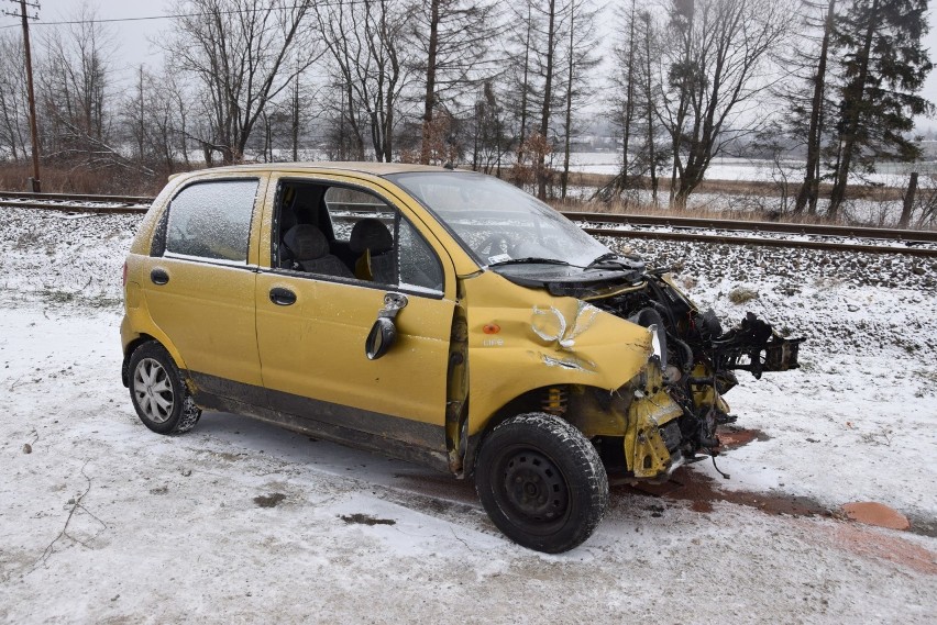 Wypadek na przejeździe kolejowym koło Głuchołaz. Samochód wjechał w pociąg. Jedna osoba ranna [ZDJĘCIA] 