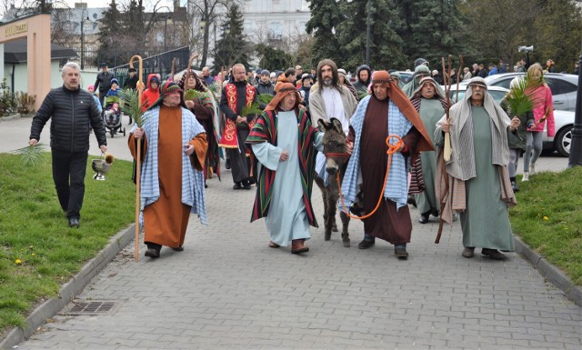 Niedziela Palmowa 2022 w Piotrkowie. Mieszkańcy wzięli udział w inscenizacji wjazdu Chrystusa do Jerozolimy, 10.04.2022