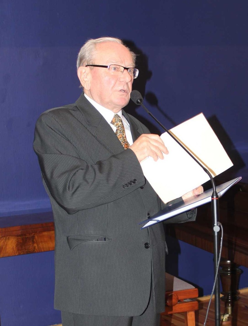 Prof. Tadeusz Olejnik jest m.in. autorem monografii Wielunia