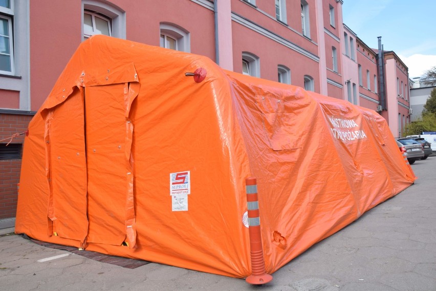 Koronawirus. Przy szpitalu w Malborku stanął namiot do triażu pacjentów z podejrzeniem COVID-19