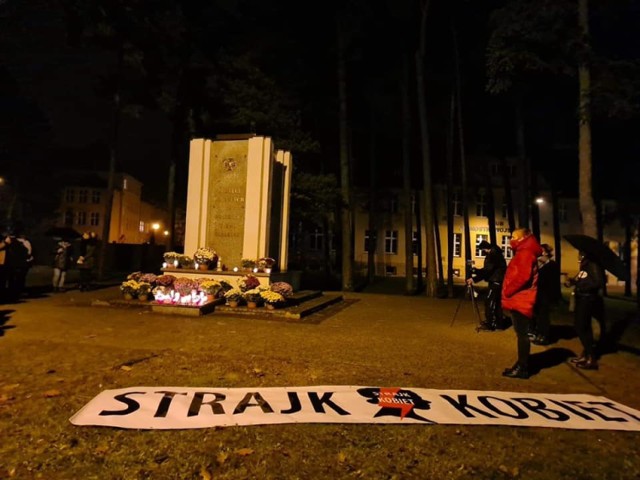 Lubliniecki strajk kobiet odbył także w niedzielę. Protestujący złożyli kwiaty pod pomnikiem