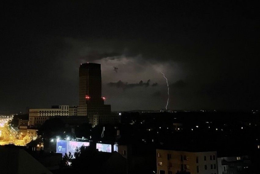 Sobotnie, burzowe niebo nad Unity Tower